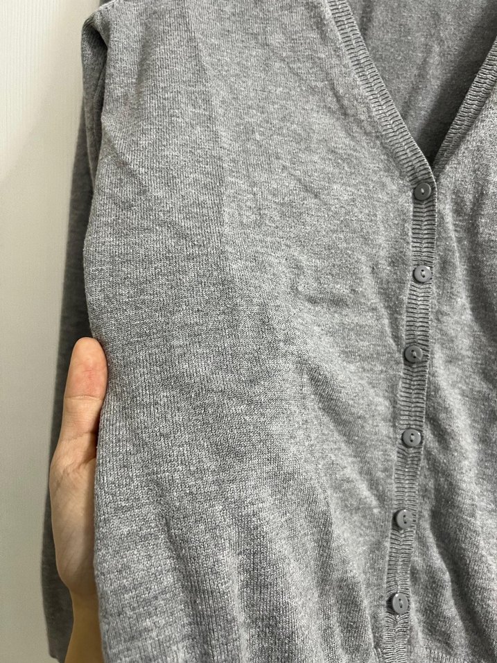 Gri V Yaka Pamuklu Kadın Hırka - Görsel 2