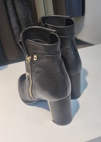 Kadın Siyah Deri Tokalı Topuklu Bot - Görsel 2