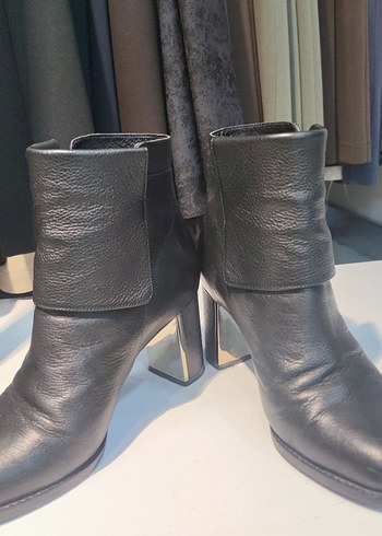 Kadın Siyah Deri Tokalı Topuklu Bot - Görsel 4