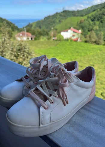 Pembe Bağcıklı Sneakers