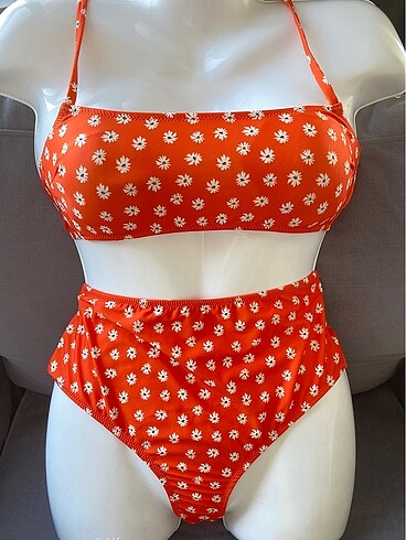 Çiçekli turuncu bikini takımı