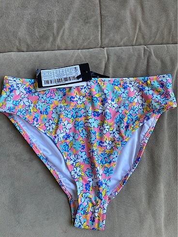 Çiçekli bikini altı