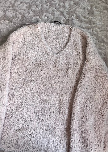 V yaka, uzun kollu, peluş detaylı bej kazak - Görsel 2