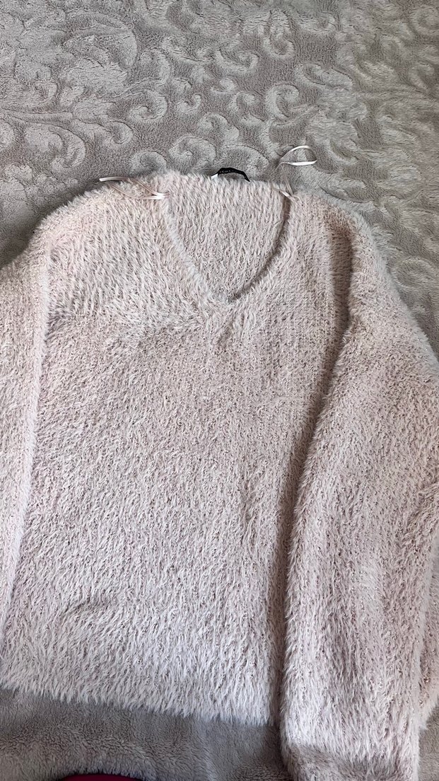 V yaka, uzun kollu, peluş detaylı bej kazak - Görsel 2
