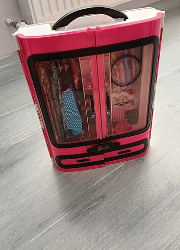 Orijinal Barbie dolabı