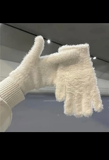 Beyaz peluş eldiven