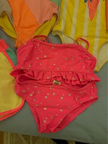 6 Yaş Beden çeşitli Renk 4 mayo 1 bikini 1 şort 12 gözlük