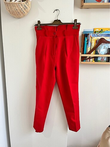 Kemerli kırmızı pantolon