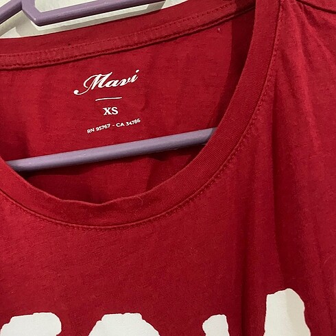 xs Beden yazili kirmizi mavi marka tshirt crop