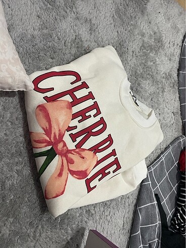 Diğer kadin ekru kirik beyaz cherries baskili sifir yaka oversize pola