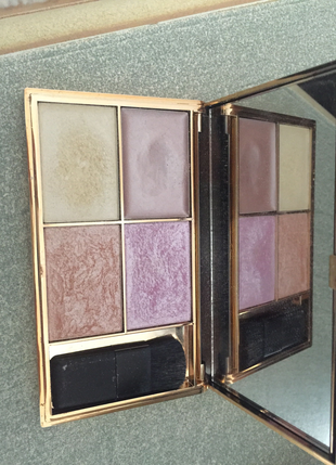 Sleek highlighter palet