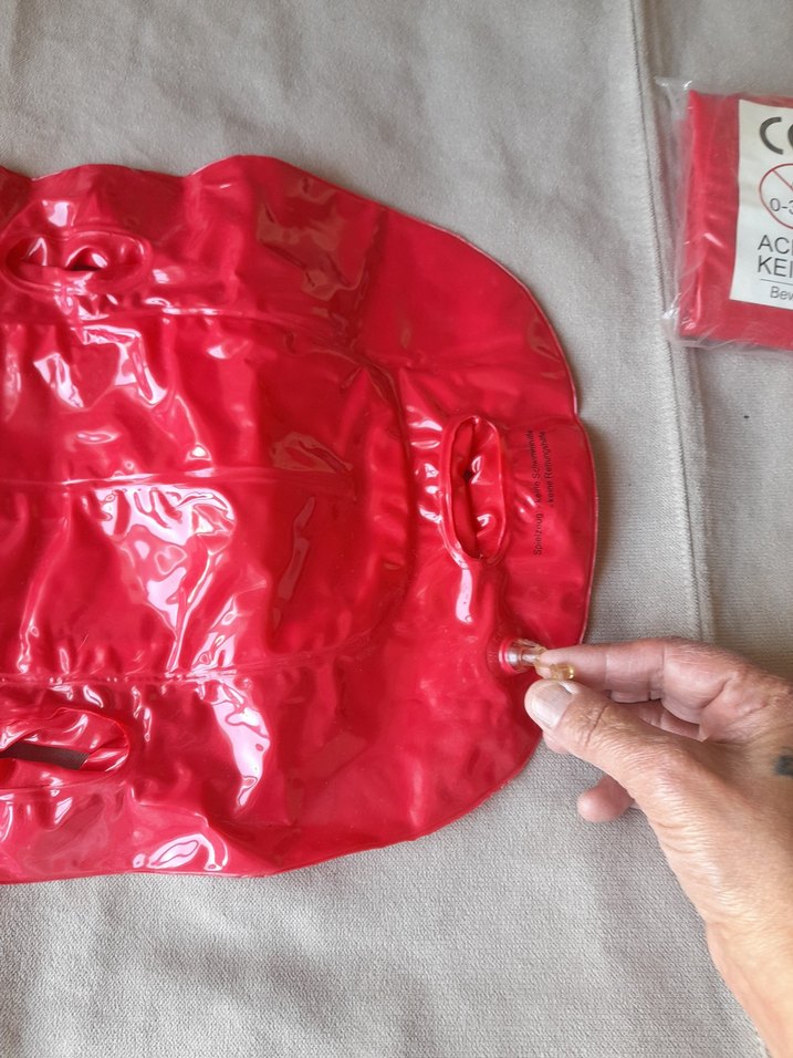 Kırmızı şişme deniz  ürünü - Görsel 3