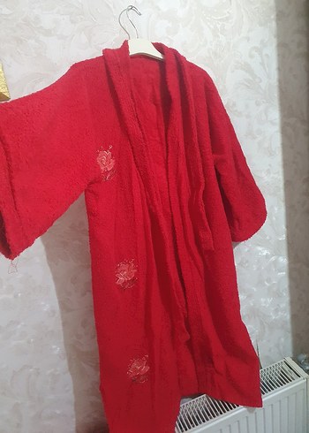 m Beden kırmızı Renk Nakışlı Kırmızı Bornoz ve Havlu Seti