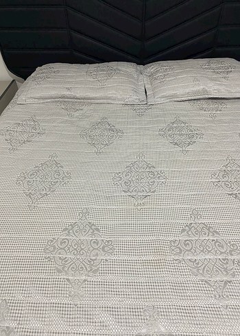 Nakışlı Beyaz Gri Yatak Örtüsü - Görsel 2