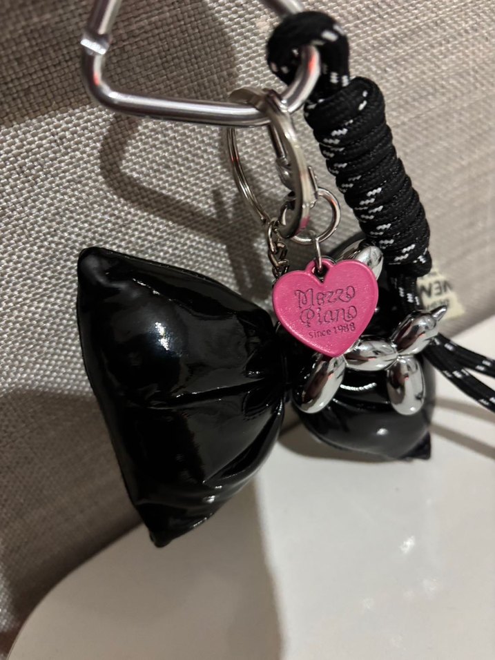 Siyah Fiyonk Detaylı Gotik Anahtarlık CHARM - Görsel 2