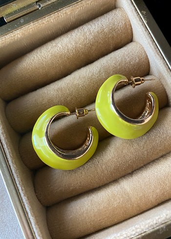 Sarı Parlak Midi Kadın Küpeler - Görsel 4