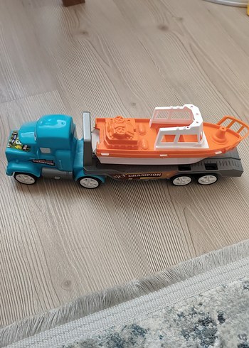 Mavi Oyuncak Kamyon ve Turuncu Tekne