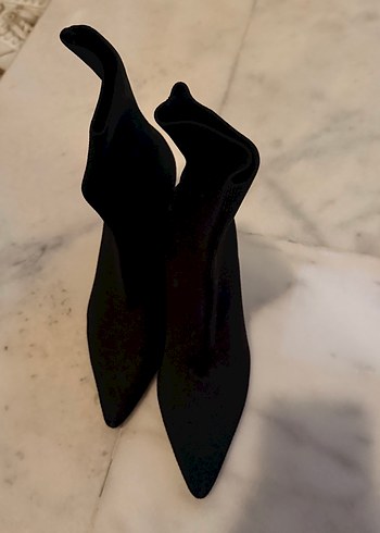 Zara Siyah Sivri Burunlu Minimal Corap Cizme