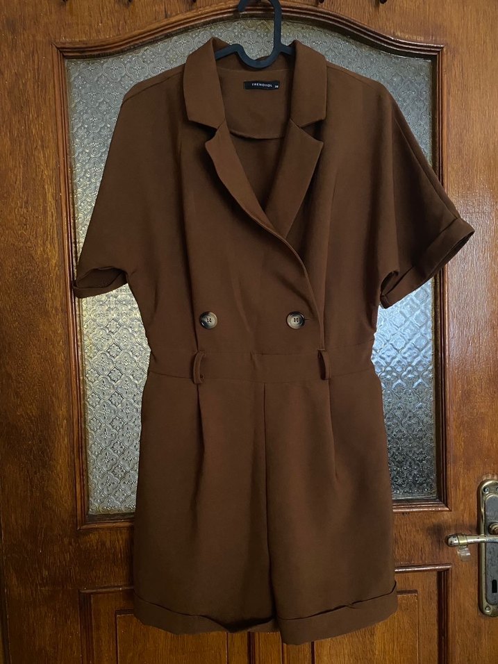 Düğmeli Kahverengi Kadın Tulum - Görsel 3