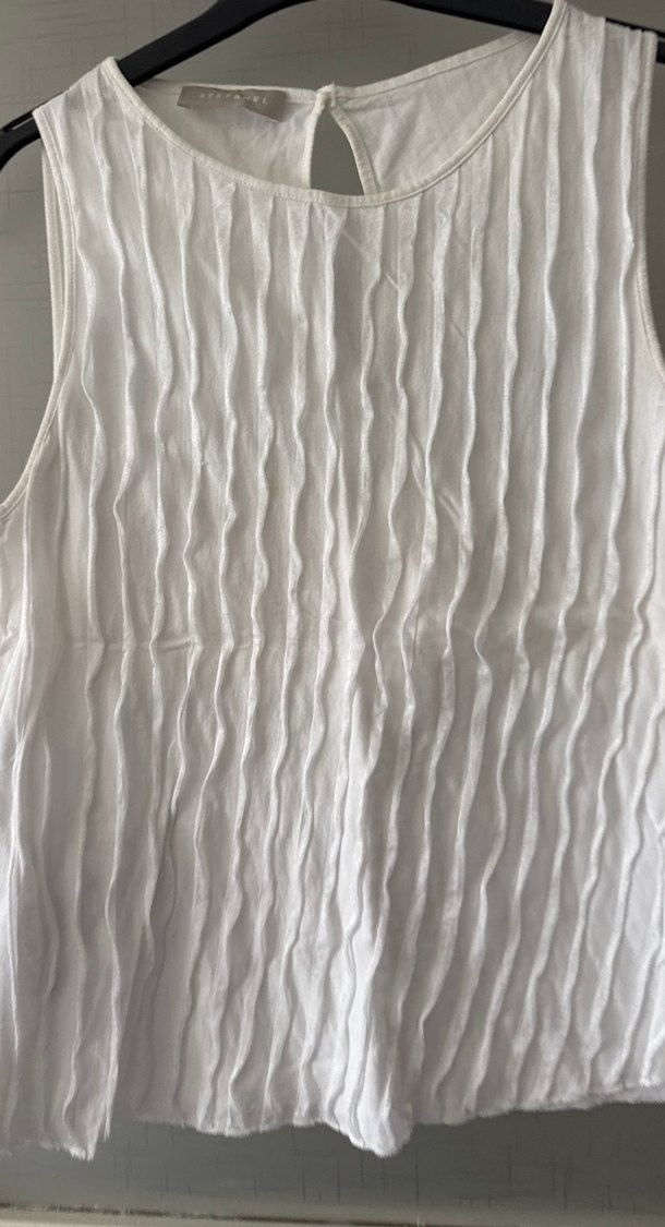 Kadın Beyaz Keten Pilili Kolsuz Bluz - Görsel 3