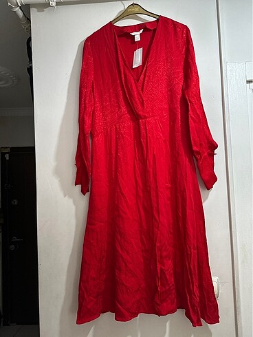 44 Beden kırmızı Renk H&m hiç giyilmedi 44 beden