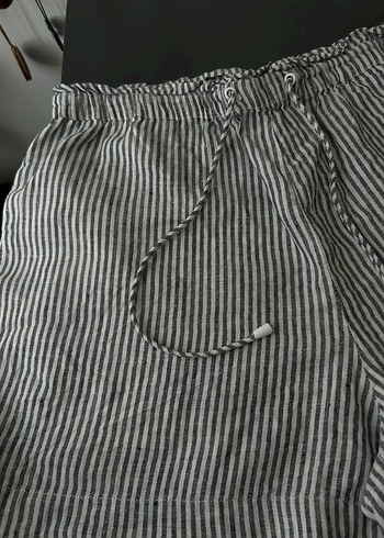 Gri Çizgili Mango Keten Midi Şort - Görsel 4