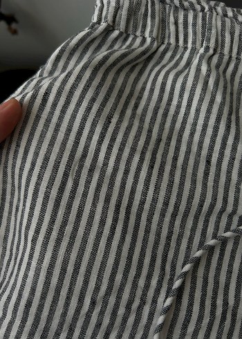 Gri Çizgili Mango Keten Midi Şort - Görsel 3