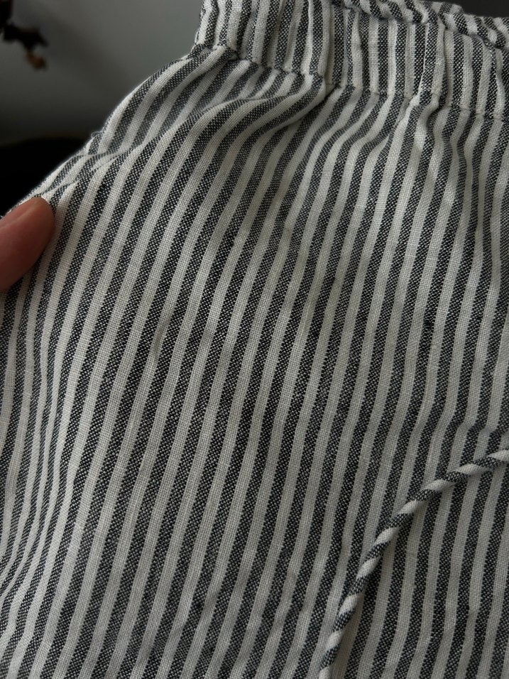 Gri Çizgili Mango Keten Midi Şort - Görsel 3