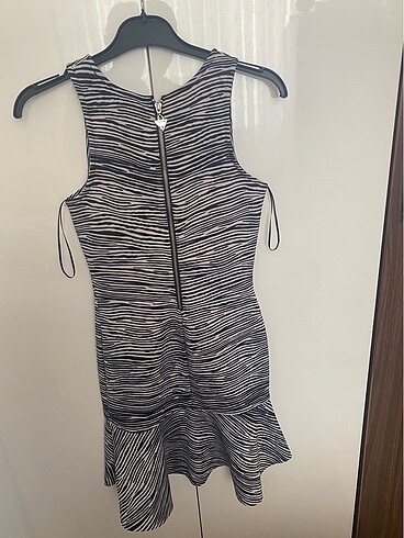 xs Beden Guess pilili detay elbise