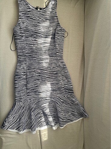 xs Beden çeşitli Renk Guess pilili detay elbise