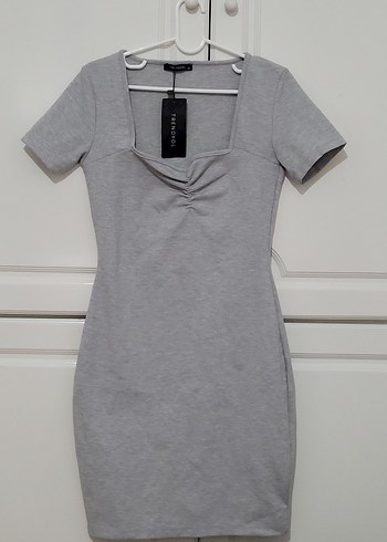 TRENDYOLMİLLA Gri Kısa Kollu Yakası Büzgülü Elbise - Görsel 2