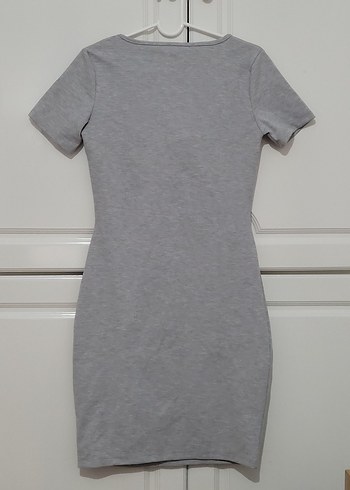 TRENDYOLMİLLA Gri Kısa Kollu Yakası Büzgülü Elbise - Görsel 3