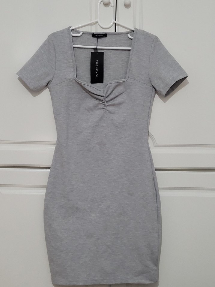 TRENDYOLMİLLA Gri Kısa Kollu Yakası Büzgülü Elbise - Görsel 2