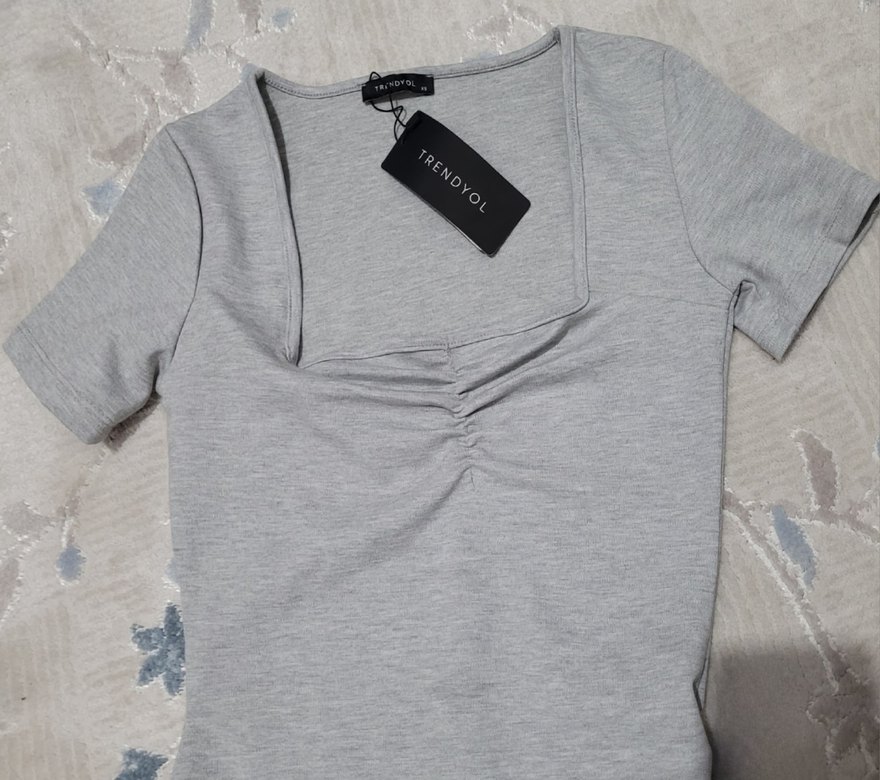 TRENDYOLMİLLA Gri Kısa Kollu Yakası Büzgülü Elbise - Görsel 4