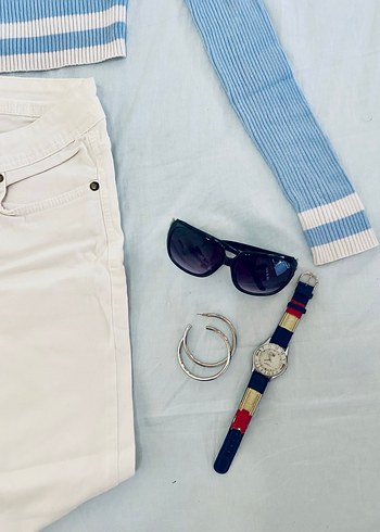 H&M Sonbahar kombini:mavi kazak+beyaz jeans