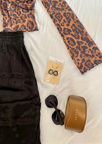 Quzu Sonbahar kombini: leopar bluz+saten etek