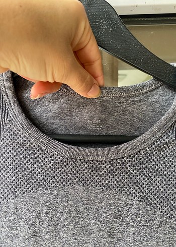 Gri crop sporcu ustu - Görsel 4