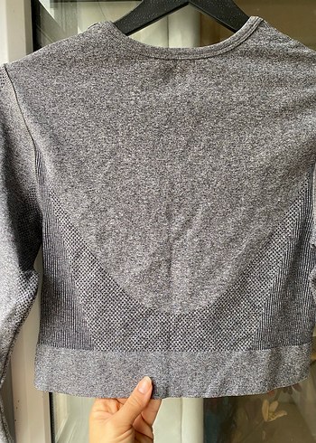 Gri crop sporcu ustu - Görsel 5