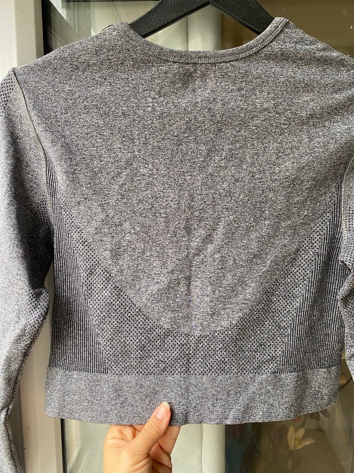 Gri crop sporcu ustu - Görsel 5