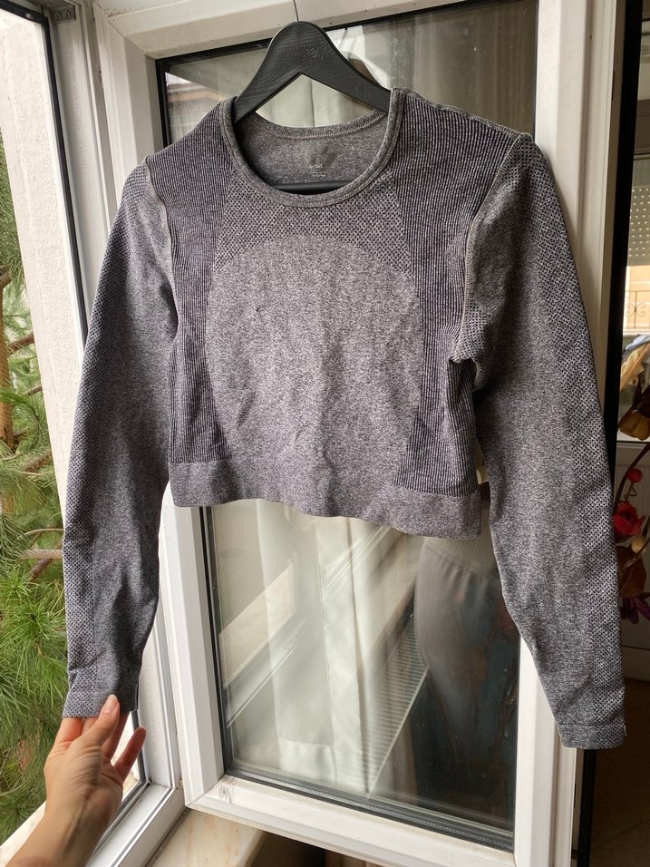 Gri crop sporcu ustu - Görsel 3