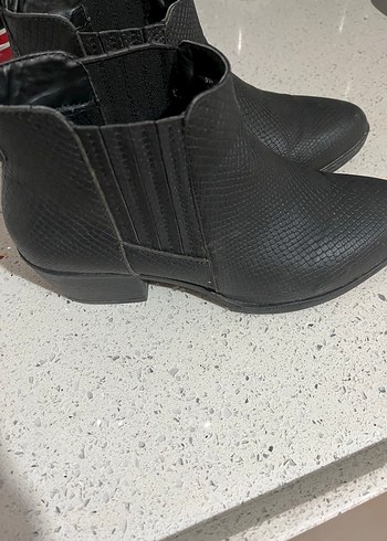 Siyah Yılan Derisi Desenli Topuklu Kadın Bot - Görsel 2