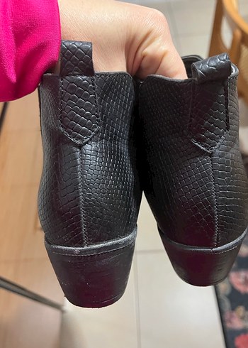 Siyah Yılan Derisi Desenli Topuklu Kadın Bot - Görsel 4