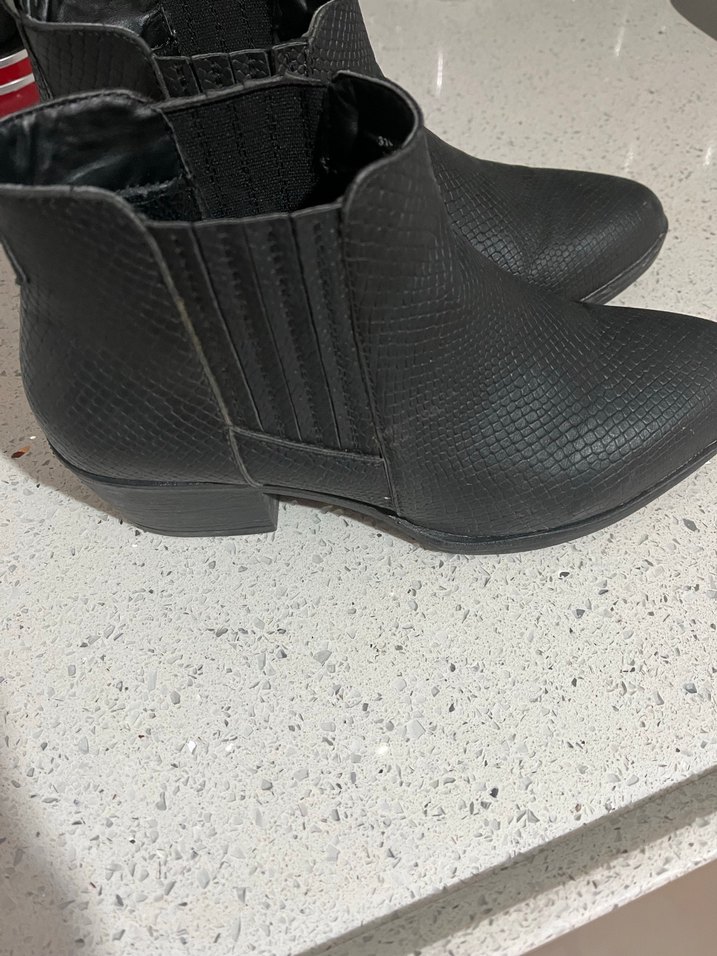 Siyah Yılan Derisi Desenli Topuklu Kadın Bot - Görsel 2