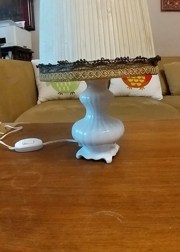 Beyaz porselen masa lambasi
