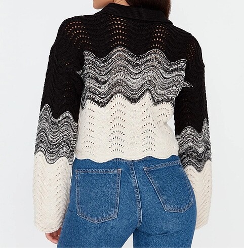Trendyol & Milla Siyah Taşlı Düğmeli Crop Kazak