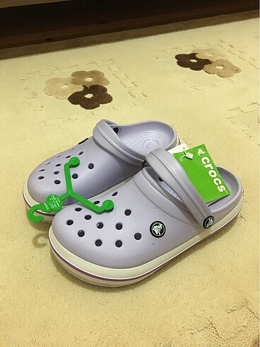 Lila crocs