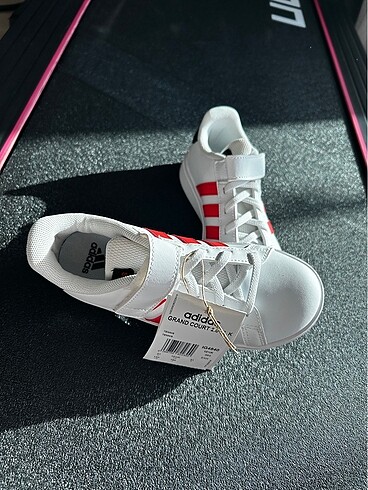 Adidas Adidas ayakkabı etiketli