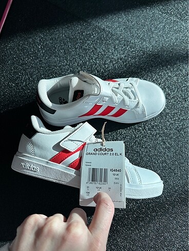 31 Beden beyaz Renk Adidas ayakkabı etiketli