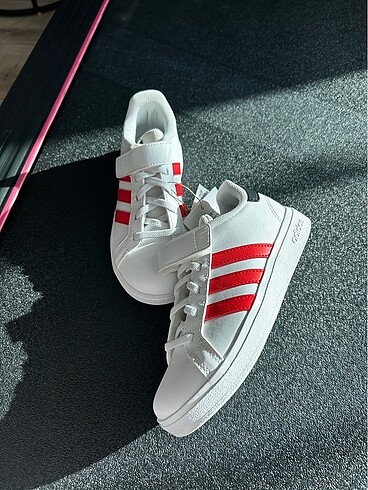Adidas ayakkabı etiketli