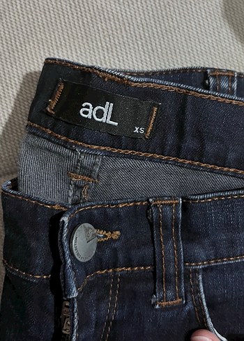 Kadın Koyu Mavi Dar Kesim Denim Pantolon